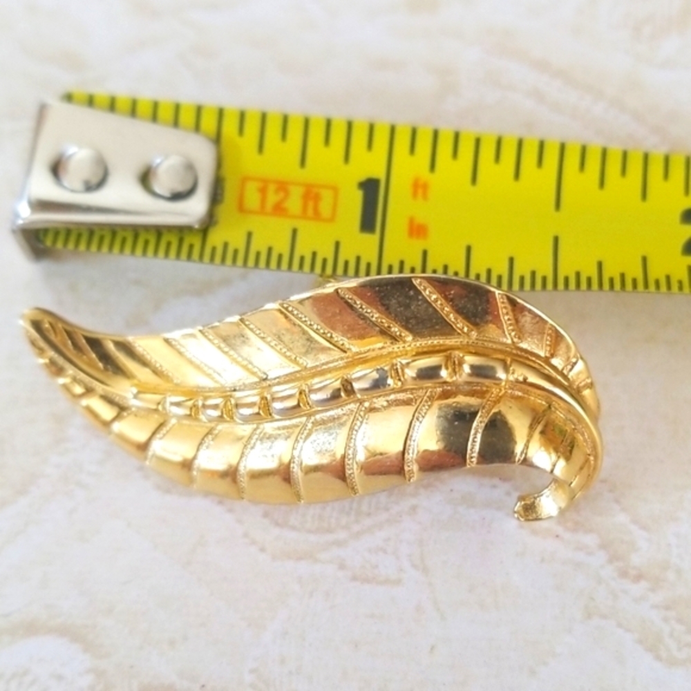 Vintage SARAH COVENTRY Gold Tone Leaf Earrings - Picture 7 of 8